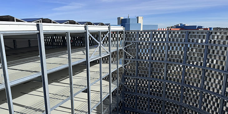 In der Gegenrichtung der bunte Gebäudekomplex von Siemens: Blick vom obersten Parkdeck der neue P+R Anlage Neuperlach Süd (©Foto: Martin Schmitz)